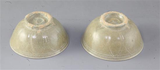 Two Chinese Longquan celadon bowls, Song dynasty (11th/12th century) the largest 12cm diameter